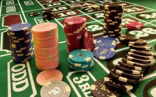Antarmuka aplikasi empu138 menampilkan menu sportsbook, live-dealer, dan slot games